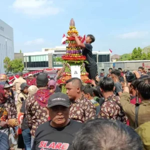 Warga Antusias Ramaikan Grebeg Pancasila Yang Digelar Pemkot Blitar Warga Antusias Ramaikan Grebeg Pancasila Yang Digelar Pemkot Blitar