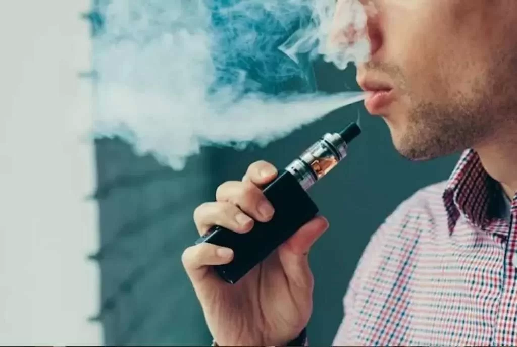Waspada, Penggunaan Vape Sebabkan Bibir Kering dan Rentan Pecah-Pecah