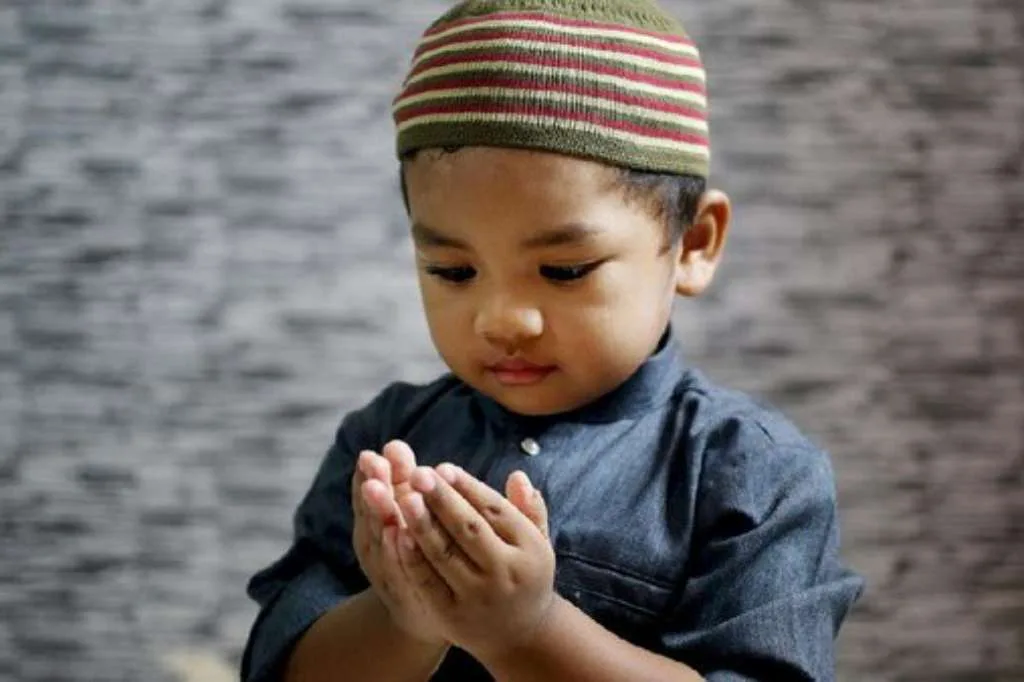 Ajarkan Doa Harian Ini untuk Anak Muslim Saat Turun Hujan