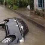 Banjir Mulai Hantui Kota Bengkulu, Mobil Avanza Tenggelam Nyemplung Got