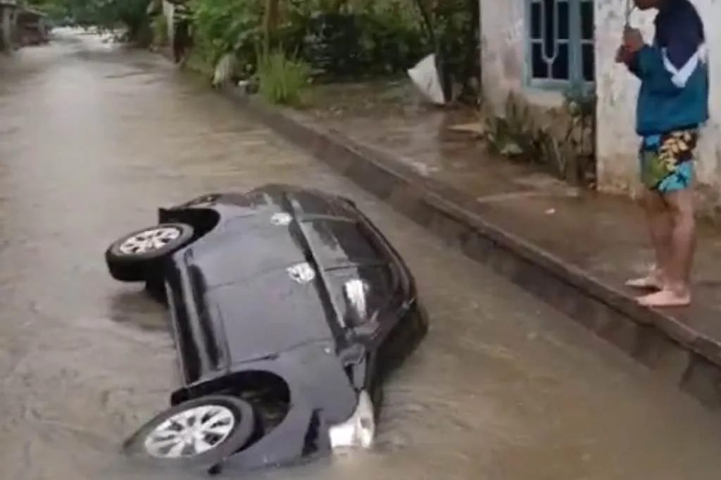 Banjir Mulai Hantui Kota Bengkulu, Mobil Avanza Tenggelam Nyemplung Got