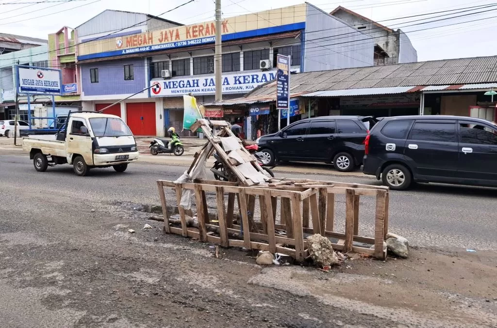 Kadis PUPR Provinsi Bengkulu Pastikan, Jalan Danau Simpang Padang Harapan akan Diperbaiki Hari Ini