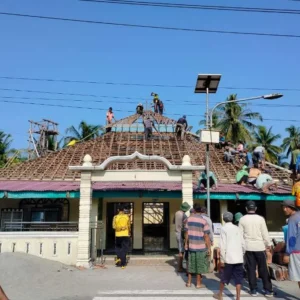 Kapolsek Kaur Tengah Ikut Gontong Royong Bersama Warga Bongkar Masjid