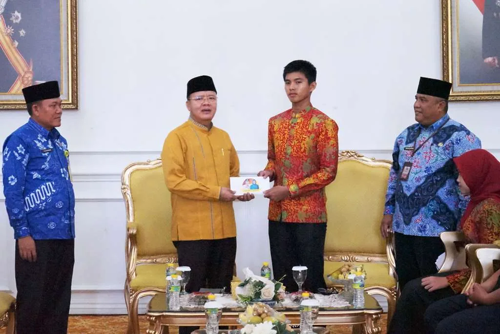 Kibarkan Merah Putih di Istana Negara, Noval dan Amanda Minta Restu Gubernur Rohidin