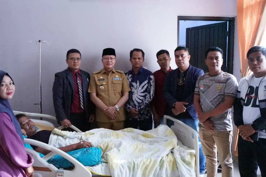 Kunjungi Korban Penembakan, Gubernur Rohidin Mersyah Sampaikan Pesan Ini 