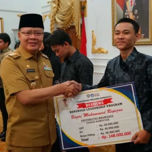 Lanjutkan Program Beasiswa BLP 2024, Gubernur Rohidin Kucurkan Rp1,3 Miliar Lanjutkan Program Beasiswa BLP 2024, Gubernur Rohidin Kucurkan Rp1,3 Miliar