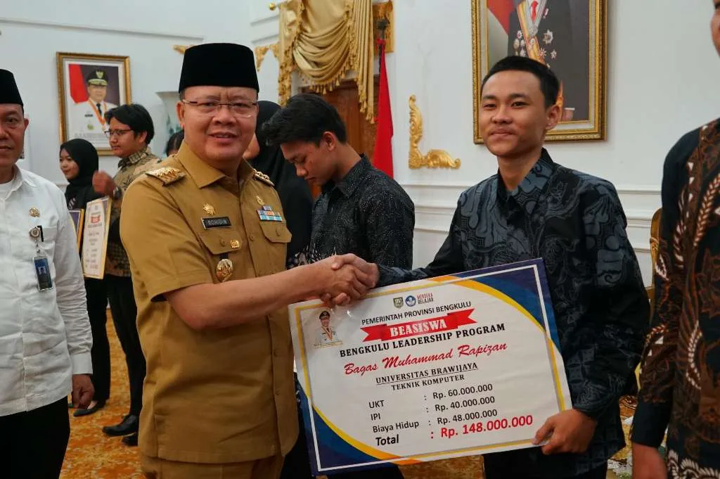 Lanjutkan Program Beasiswa BLP 2024, Gubernur Rohidin Kucurkan Rp1,3 Miliar 