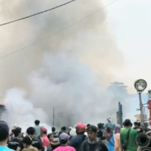 Diduga Karena Percikan Api Pengelasan, 4 Bangunan Ludes Terbakar Kobaran Api