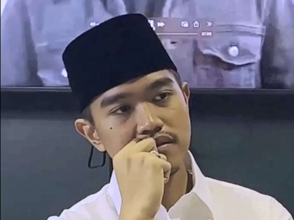 Kaesang Maju di Pilkada Jakarta, Begini Analisis Para Pengamat Politik Terkait Dugaan Jet Pribadi, Kaesang Pengarep Kunjungi KPK Dugaan Gratifikasi Kaesang, KPK Belum Juga Umumkan Hasil Analisis Putrinya Dihujat, Kaesang Tak Kuasa Tahan Air Mata