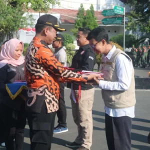 Kick Off Peringatan HUT ke-79 RI, Pemkot Tegal Luncurkan Gerakan Pembagian Bendera Kick Off Peringatan HUT ke-79 RI, Pemkot Tegal Luncurkan Gerakan Pembagian Bendera