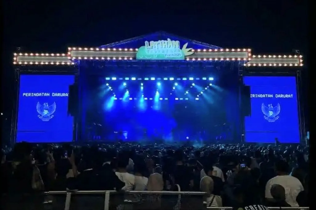 Musisi Indonesia Bersatu Putar Video Visual "Peringatan Darurat" Dipanggung Konser