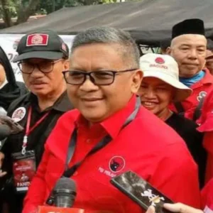 PDIP: Akan Terus Berdialog Agar Kotak Kosong Tidak Terjadi di Pilkada Jakarta Hasto: Jokowi Ingin Jadi Ketua Umum PDIP, Megawati Tak Mundur