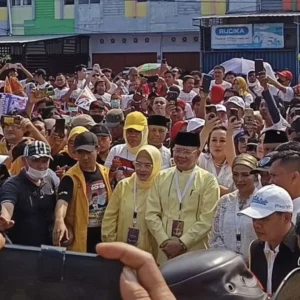 Penuh Sesak, Ribuan Pendukung Iringi Rohidin-Meriani Daftar ke KPU Penuh Sesak, Ribuan Pendukung Iringi Rohidin-Meriani Daftar ke KPU