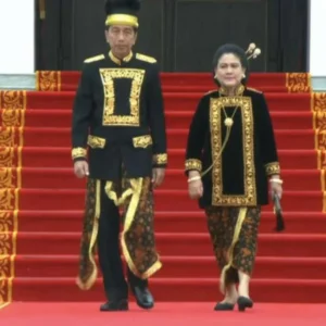 Peringatan HUT RI, Presiden Jokowi Kenakan Busana Adat Kustin dari Kalimantan Timur Peringatan HUT RI, Presiden Jokowi Kenakan Busana Adat Kustin dari Kalimantan Timur
