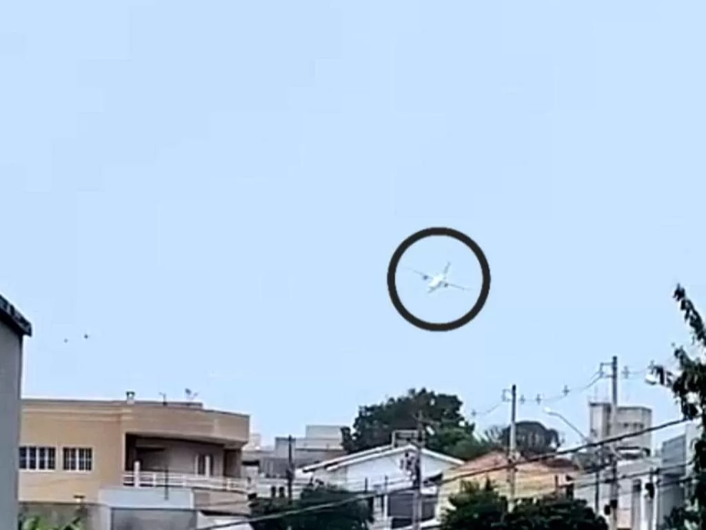 Pesawat Penumpang Jatuh Mengantam Pemukiman di Sao Paulo Brasil, 61 Orang Tewas.