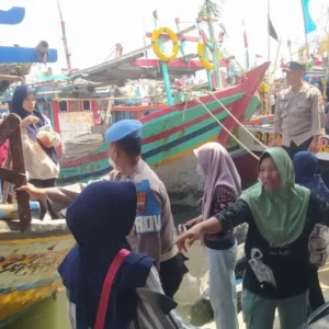 Polisi Kawal Prosesi Sedekah Laut Nelayan Muarareja Kota Tegal