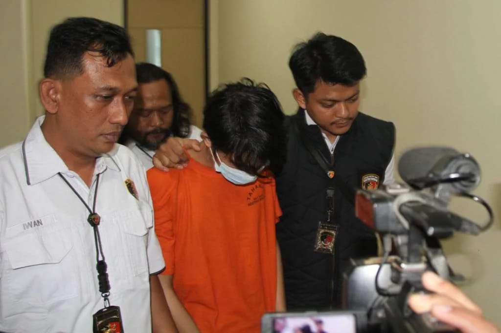 Pria Ini Aniaya Kekasihnya Didalam Lift Hotel Cuma Karena Tak Diajak Selfi