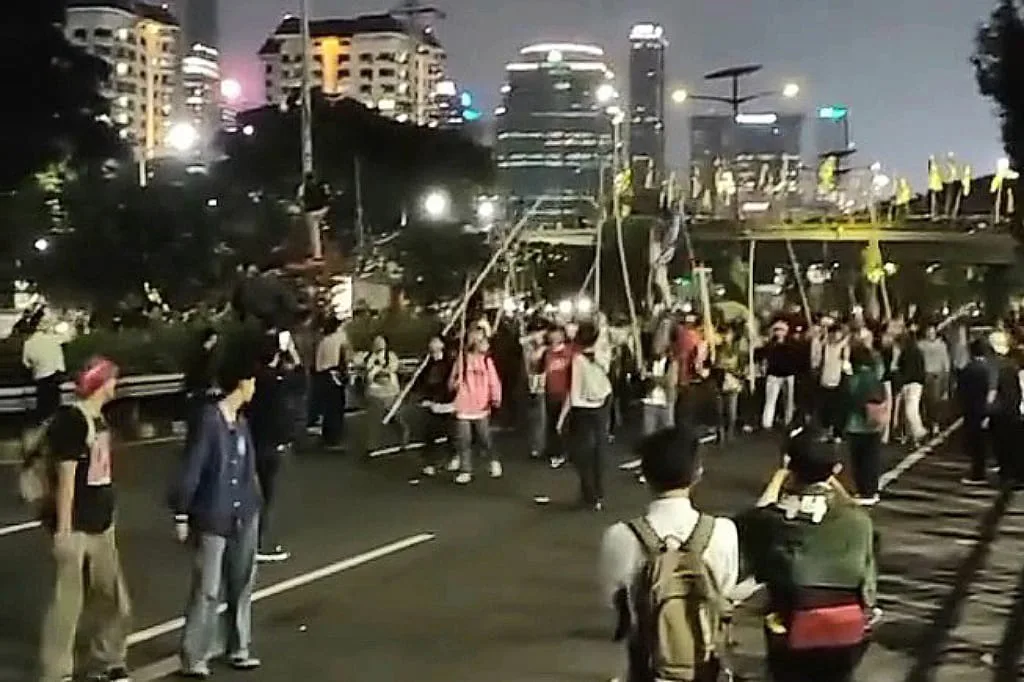 Ratusan Anak STM Ikut Demo Tolak Revisi UU Pilkada di Senayan