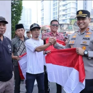 Semarakkan HUT RI ke-79, Forkopimko Jak-Bar Bagikan 15 Ribu Bendera