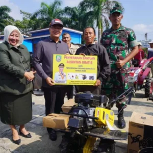 Tingkatkan Produktivitas Pertanian di Seluma, Gubernur Rohidin Serahkan Bantuan Alsintan Tingkatkan Produktivitas Pertanian di Seluma, Gubernur Rohidin Serahkan Bantuan Alsintan