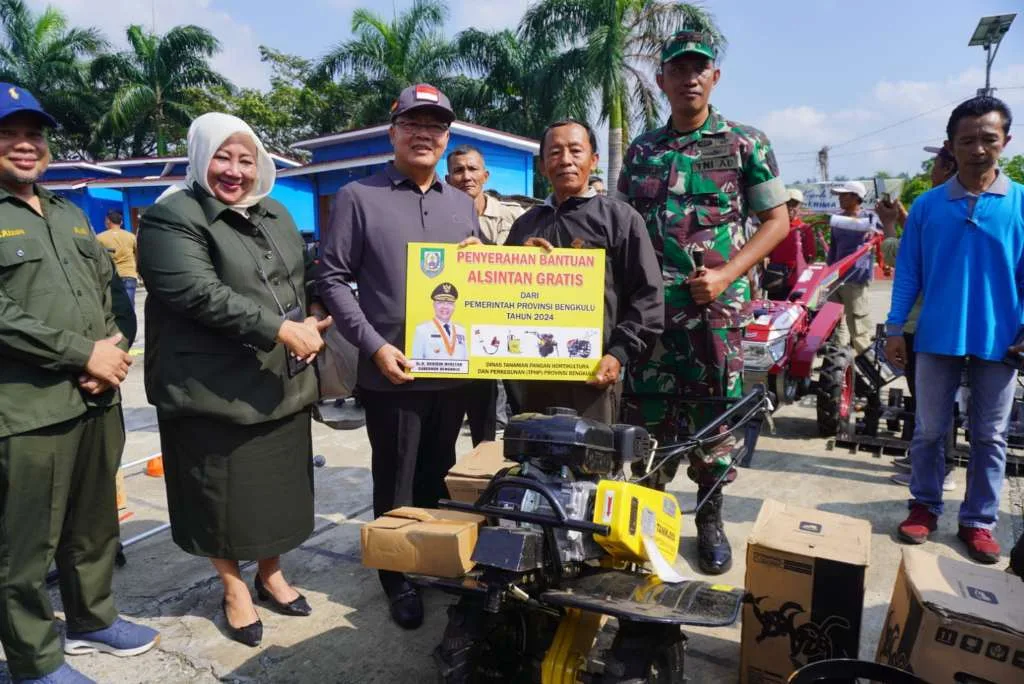 Tingkatkan Produktivitas Pertanian di Seluma, Gubernur Rohidin Serahkan Bantuan Alsintan