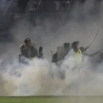 Tips Mengatasi dan Mencegah Paparan Gas Air Mata Saat Demonstrasi