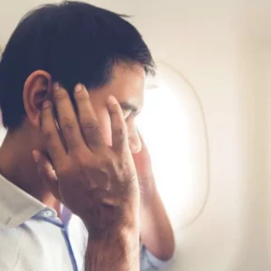 Tips Mengatasi Telinga Bindeng Saat Naik Pesawat