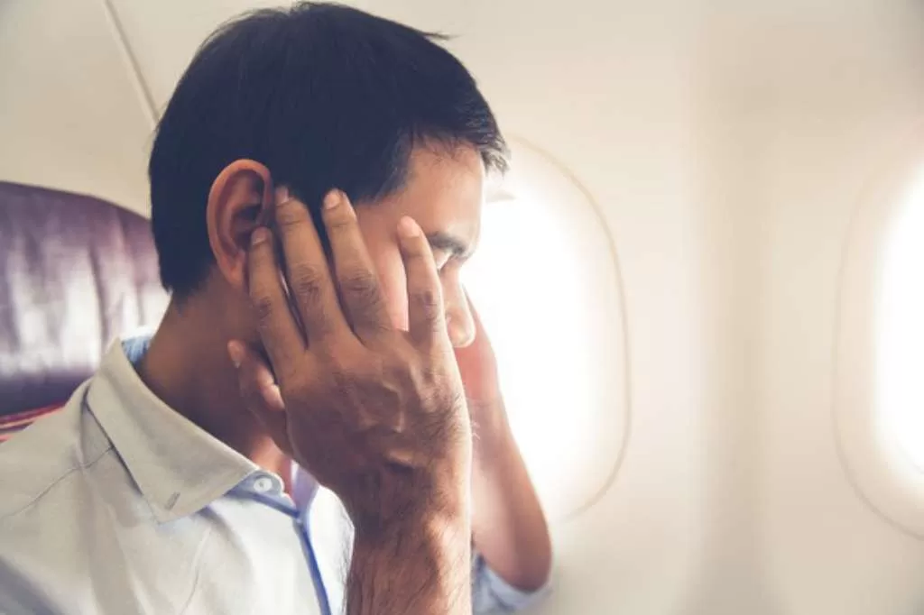 Tips Mengatasi Telinga Bindeng Saat Naik Pesawat