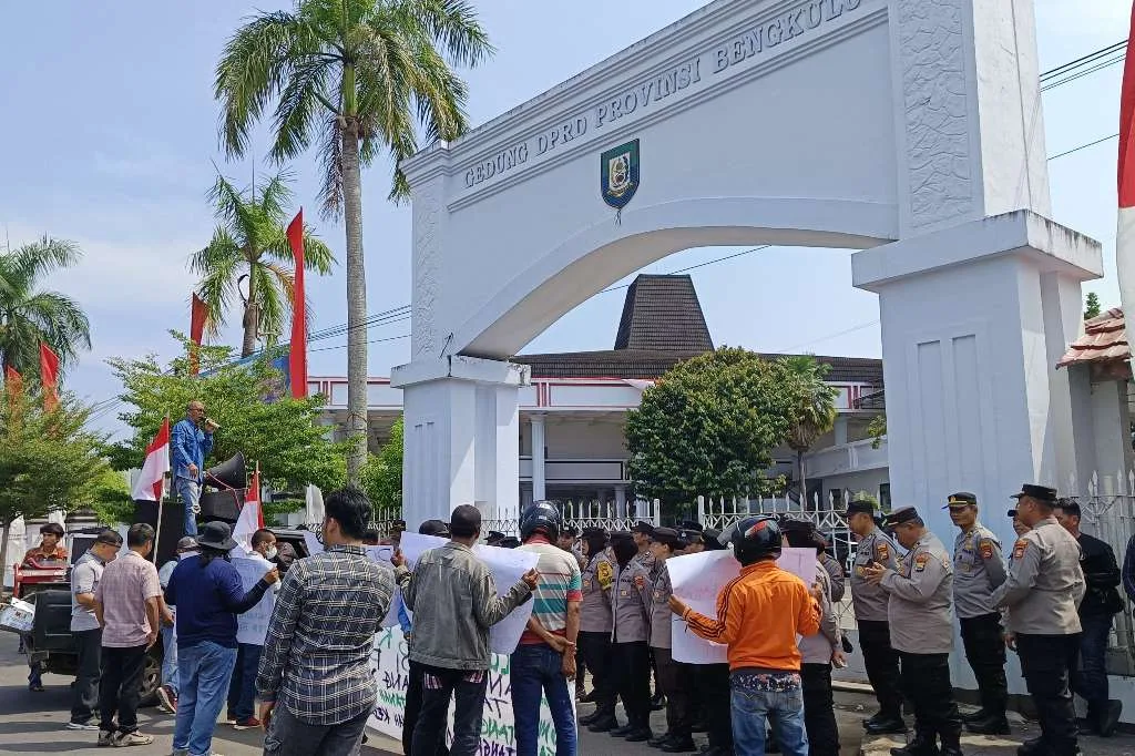 Unjuk Rasa di Depan DPRD Provinsi Bengkulu, Orator: Gudang Tikus-tikus Berdasi