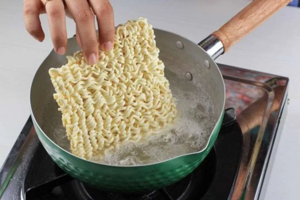 Waspada, Ternyata Ini Efek Negatif Konsumsi Mie Instan dan Nasi Berlebihan Berhenti Konsumsi Mi Instan Disebut Bisa Bantu Atasi Jerawat, Benarkah? Hati-Hati, Jangan Gabungkan Mi Instan dengan 3 Jenis Makanan Ini