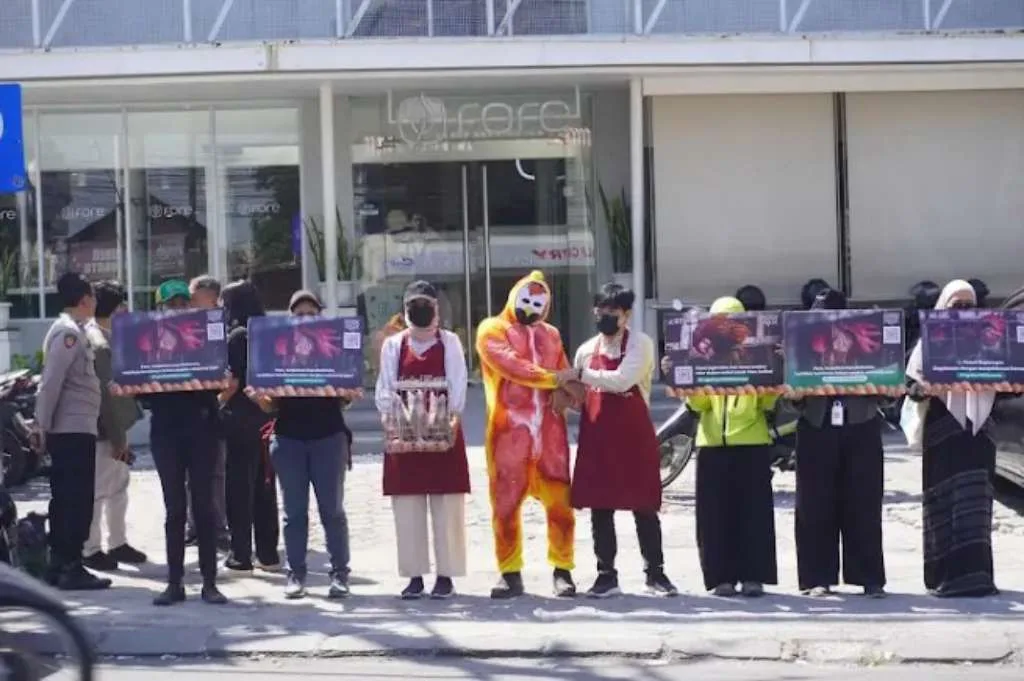 Aksi Protes, Aktivis Minta Fore Coffee Terapkan Telur Bebas Sangkar