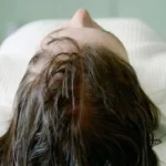 Doyan Tidur dengan Rambut Basah? Ini Dampak Negatifnya