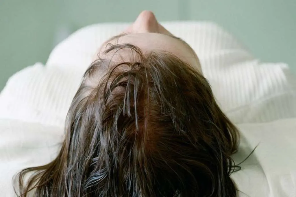 Doyan Tidur dengan Rambut Basah? Ini Dampak Negatifnya