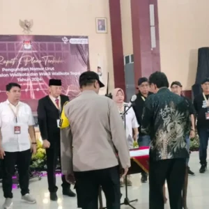 Kapolres Tegal Kota Serahkan 36 Personel Pengawal Pribadi Paslon