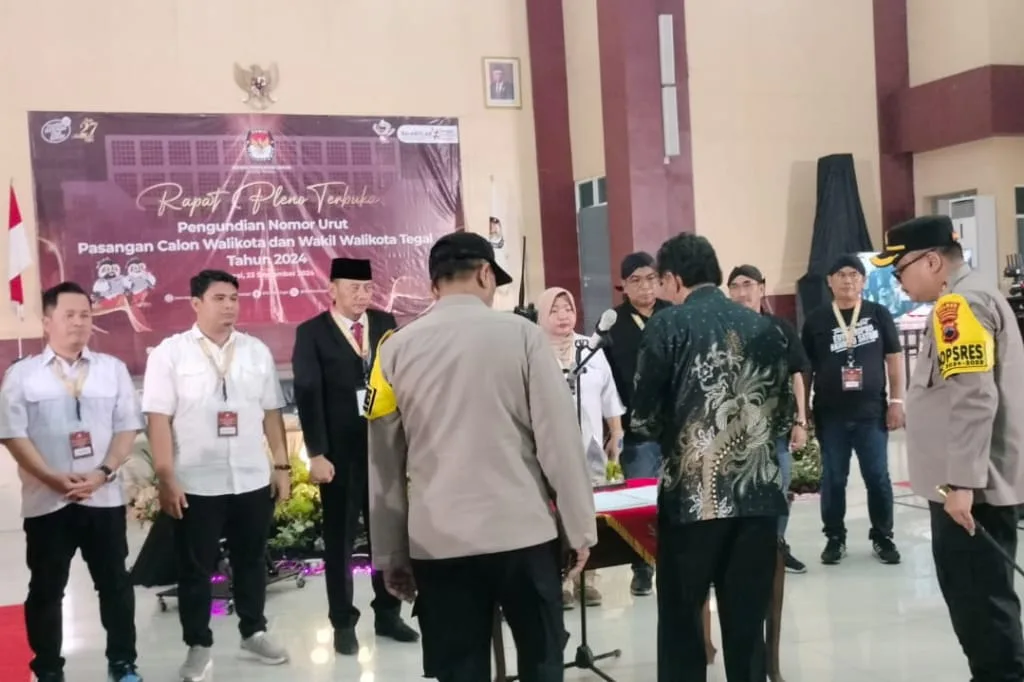 Kapolres Tegal Kota Serahkan 36 Personel Pengawal Pribadi Paslon
