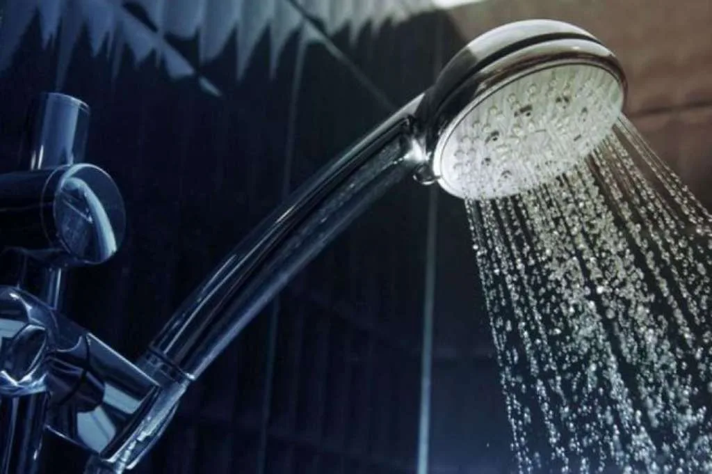 Mandi Malam Berbahaya? Ini Kata Ahli Paru Manfaat dan Risiko Mandi Air Dingin untuk Kulit Berjerawat