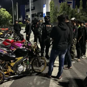 Patroli Long Weekend di Kota Tegal, Pemotor Berknalpot Brong Dihukum Push Up