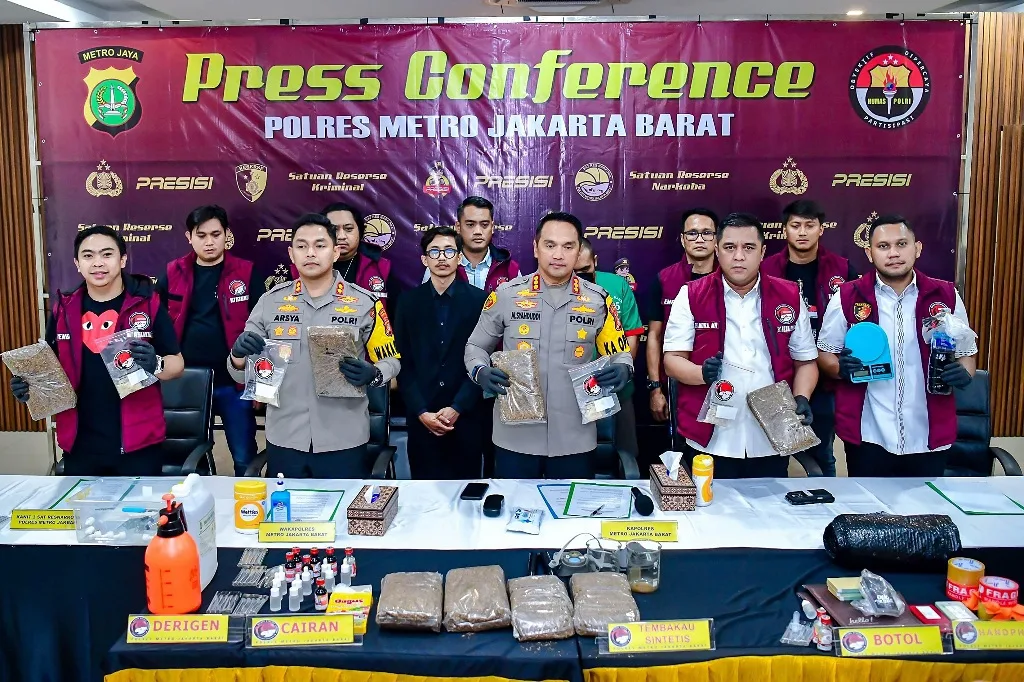 Polisi Grebek Laboratorium Tembakau Sintetis di Perumahan Mewah Bekasi