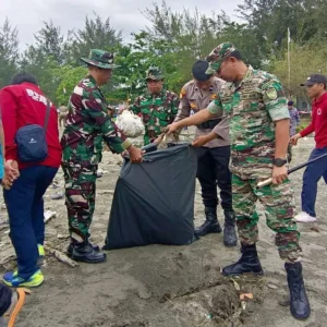 Rangkaian Peringatan HUT TNI ke-79, Kodim 0407/Kota Bengkulu Karya Bakti Bersih Pantai