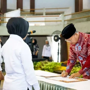 Serahkan SK, Rohidin: Pengangkatan PPPK Tanpa Biaya