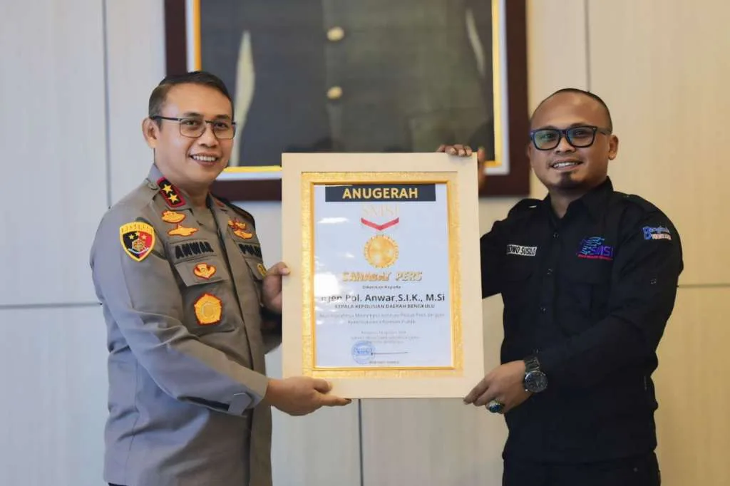 SMSI Berikan Anugerah Sahabat Pers Kepada Kapolda Bengkulu