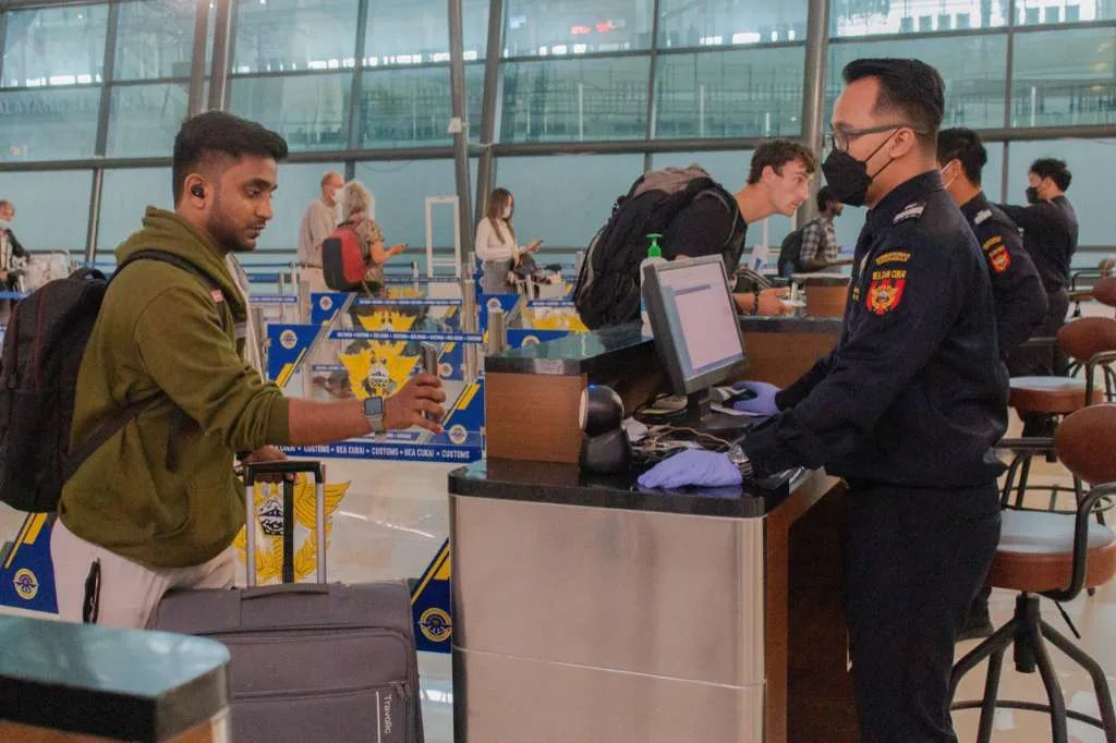 Tips Lancar Lewati Bea Cukai Saat Kembali dari Luar Negeri