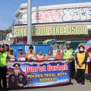 Gelar Jumat Berkah, Wakapolres Tegal Kota :Semoga Polisi Bisa Lebih Dekat Dengan Masyarakat