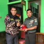 HUT TNI ke-79, KB FKPPI Rayon Kebon Jeruk Beri Plakat Hingga Kue Ulang Tahun ke Danramil 05/KJ