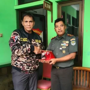 HUT TNI ke-79, KB FKPPI Rayon Kebon Jeruk Beri Plakat Hingga Kue Ulang Tahun ke Danramil 05/KJ