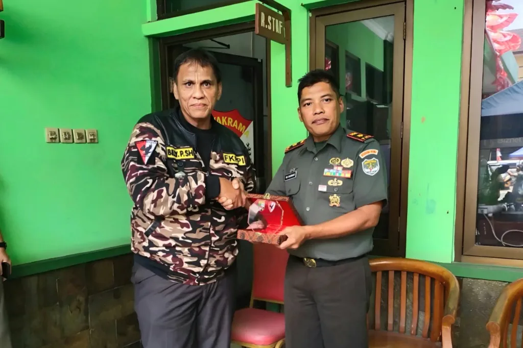 HUT TNI ke-79, KB FKPPI Rayon Kebon Jeruk Beri Plakat Hingga Kue Ulang Tahun ke Danramil 05/KJ