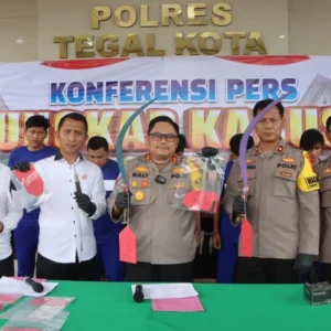 Kedapatan Membawa Sajam dan Hendak Tawuran, 3 Pemuda di Amankan Polisi