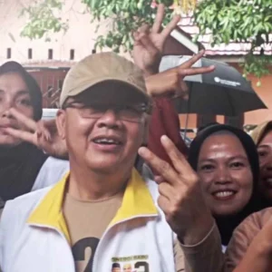 Meski Hujan Deras, Warga Kota Bengkulu Semangat Menunggu Kehadiran Rohidin Mersyah Meski Hujan Deras, Warga Kota Bengkulu Semangat Menunggu Kehadiran Rohidin Mersyah Tuduhan Money Politic Kepada Rohidin Mersyah Tidak Memenuhi Unsur