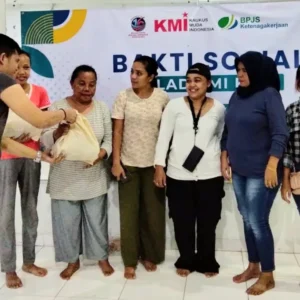 Milad ke-16, KMI Berbagi Kebahagiaan Bersama Kaum Dhuafa