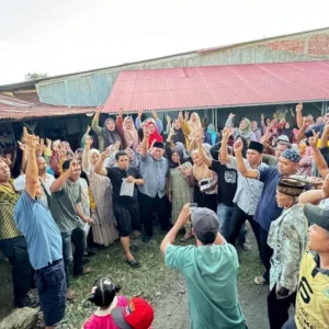 Pasangan Huda-Rahmadi Disambut Antusias di Desa Pulai Payung, Warga Minta Perbaikan Infrastruktur Pasangan Huda-Rahmadi Disambut Antusias di Desa Pulai Payung, Warga Minta Perbaikan Infrastruktur